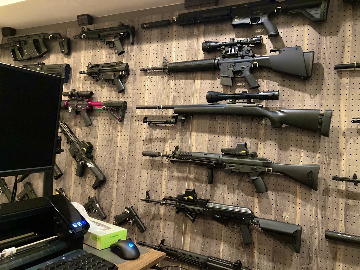 すだちん Temptalia 愛銃晒すとサバゲーマーがフォローやrtをしてくれるらしい ってマ フォロー1500でまたプレゼント企画するために早めに準備してる我なのでした ガンラック 事務所 Temptalia 作業部屋 武器庫 サバゲー初心者 サバゲー