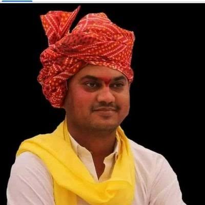 Meena_smaj's tweet photo. आदिवासियों में 'युवा जननायक' नाम से प्रसिद्ध आदरणीय डॉ @HIRA_ALAWA जी को अवतरण दिवस शुभकामनाएं, जोहार
जय आदिवासी।
जय जयस।
#Jays_Express
@JAYS_org @AdivasisMatter https://t.co/eJZb91dxET