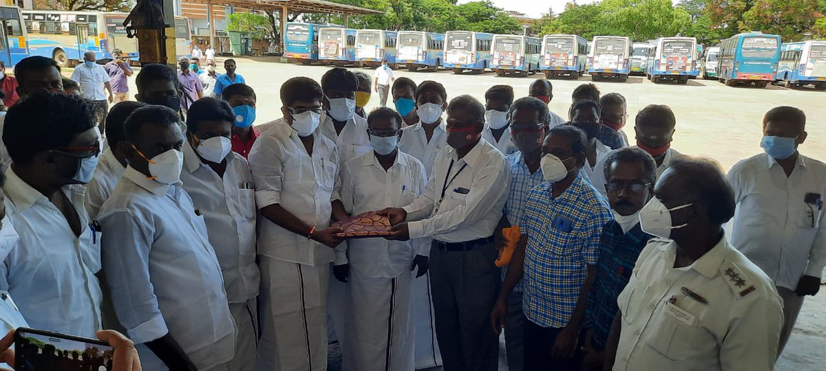 kvmuthuramaling's tweet photo. மாவட்ட போக்குவரத்து பணிமனையில் கொரோனா தடுப்பூசி முகாமை தொடங்கி வைத்து, அனைவரும் தவறாமல் தடுப்பூசி போட்டு கொள்ள அறிவுறுத்தினேன். https://t.co/tBCjHR3eur