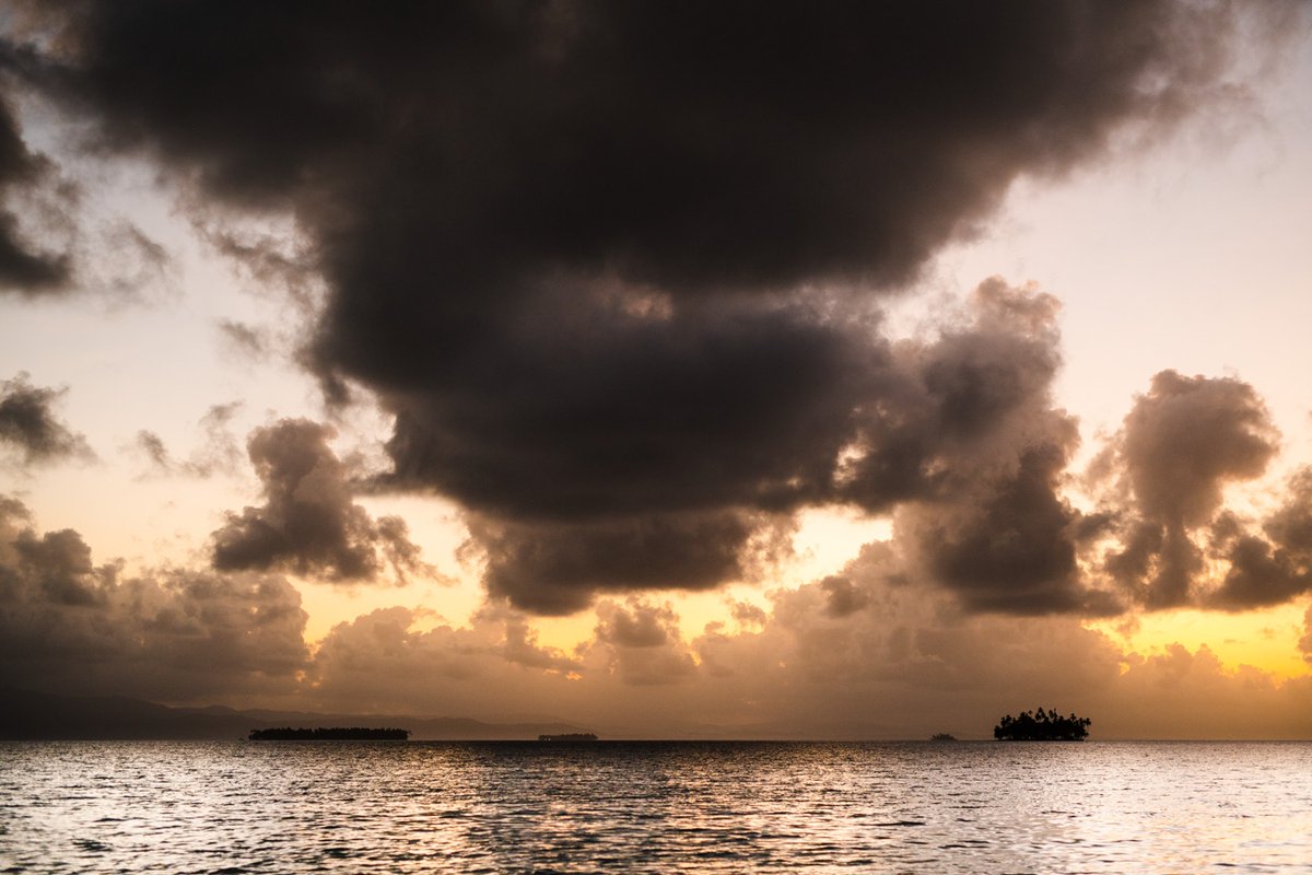 Pilonn's tweet photo. Nuages noirs

#Panama #SanBlasIsland #Island #DreamyIsland #ilesdereves #Crazylight #Photodujour #Picoftheday #Travel #Voyage #Nature #Clouds #nuages #Sunset #Coucherdesoleil #PalmTree #Cocotier #Palmier#MagicWorld #Lemondemagique
------------ https://t.co/3tvo4YfaCk