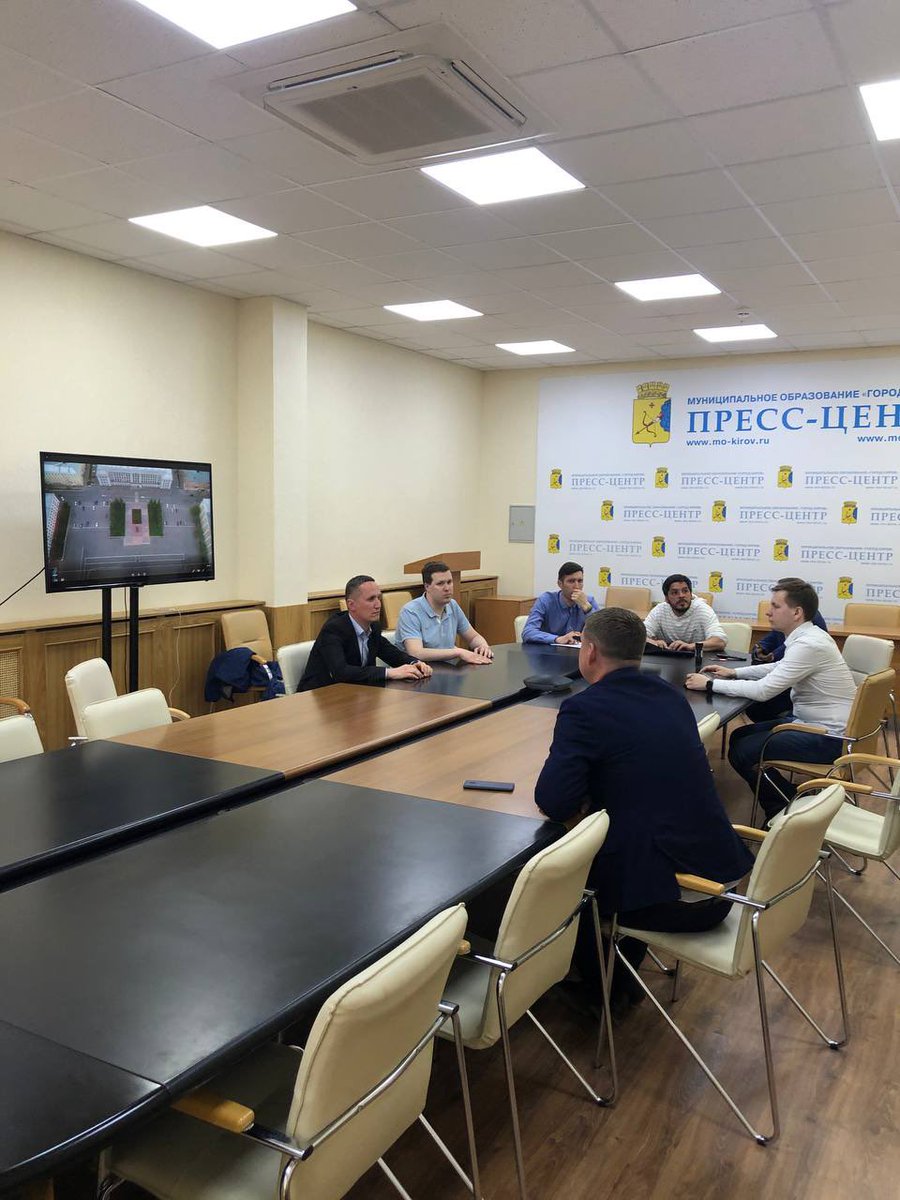 GP_Kirov's tweet photo. Вчера @adevyatkin поделился с администрацией Кирова своими идеями на счёт организации движения на Московской. Чиновники остались довольны, теперь на очереди ГИБДД https://t.co/EGNZ27DOF2