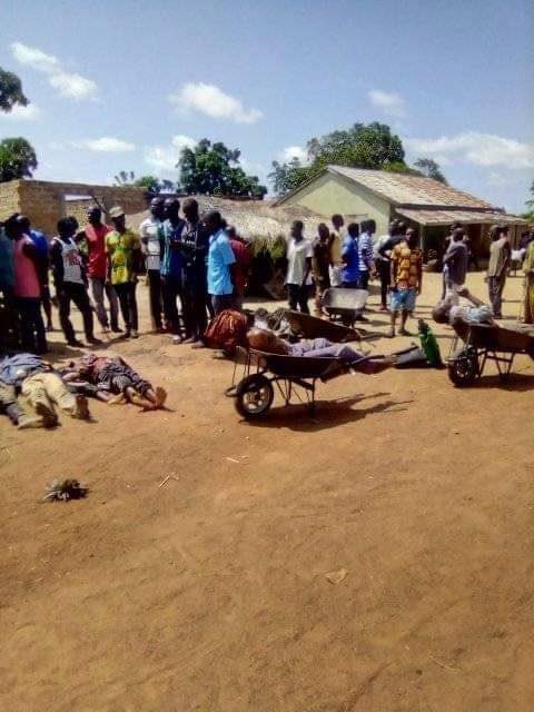 doshmanhere's tweet photo. About 36 persons were killed just yesterday in Benue state, Thereβs serious genocide going on in Benue state.
How long will the people suffer this? Insecurity in the state is at it apex.
RETWEET AND PASS IT ON, LET THE WORLD KNOW.
#BenueUnderAttack https://t.co/CfMEI3CFme