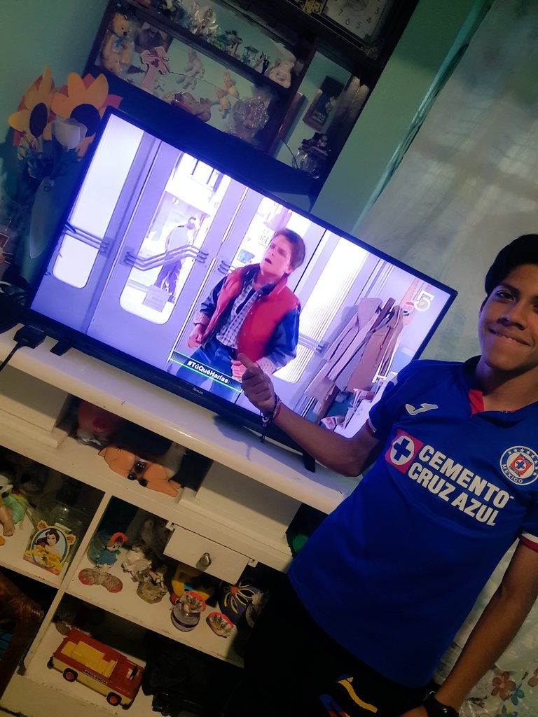 Carloshdzangel's tweet photo. #TuQueHarias  Disfrutando el cumpleaños de mi hermano  viendo su saga favorita @MiCanal5  #volveralfuturo https://t.co/SaHRCu7iZW