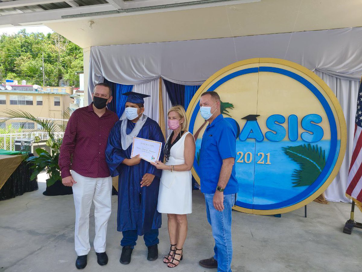 PierluisiCary's tweet photo. Sabemos que la formación de nuestros jóvenes requiere de un apoyo incondicional de los padres, abuelos, tíos, amigos y en el caso de Orocovis, de toda una comunidad muy especial que se consideran familia. ¡Felicidades a todos por este gran logro! (2/2) https://t.co/pIxOfYMyk5