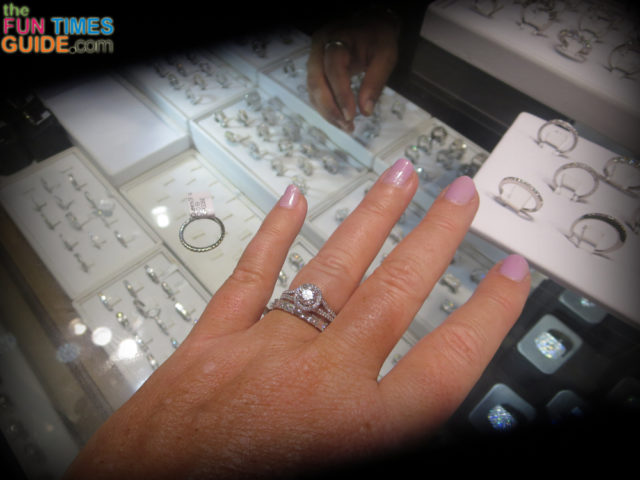 FunBeautyTips's tweet image. If you dread taking your rings to a jewelry store to have them cleaned because they always want to sell you something.... here's how to clean jewelry at home yourself! bityl.co/5dW0