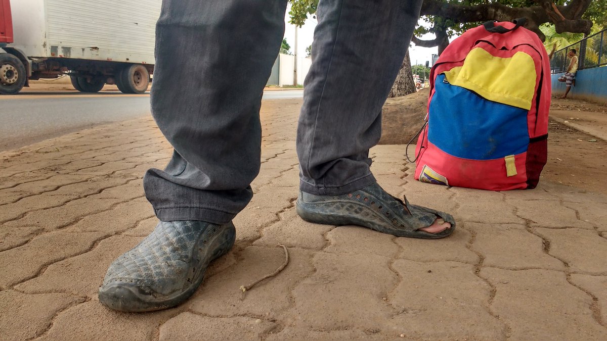 MarcosDavidV's tweet photo. En un museo de la memoria yo incluiría uno de esos morrales tricolores que ha repartido el chavismo. Es indumento de los miserables caminantes venezolanos que mueren por hambre, frío o violencia huyendo de su país. Y prueba de que la simbología patriotera no sirve para nada. https://t.co/UAcSyXHxKk