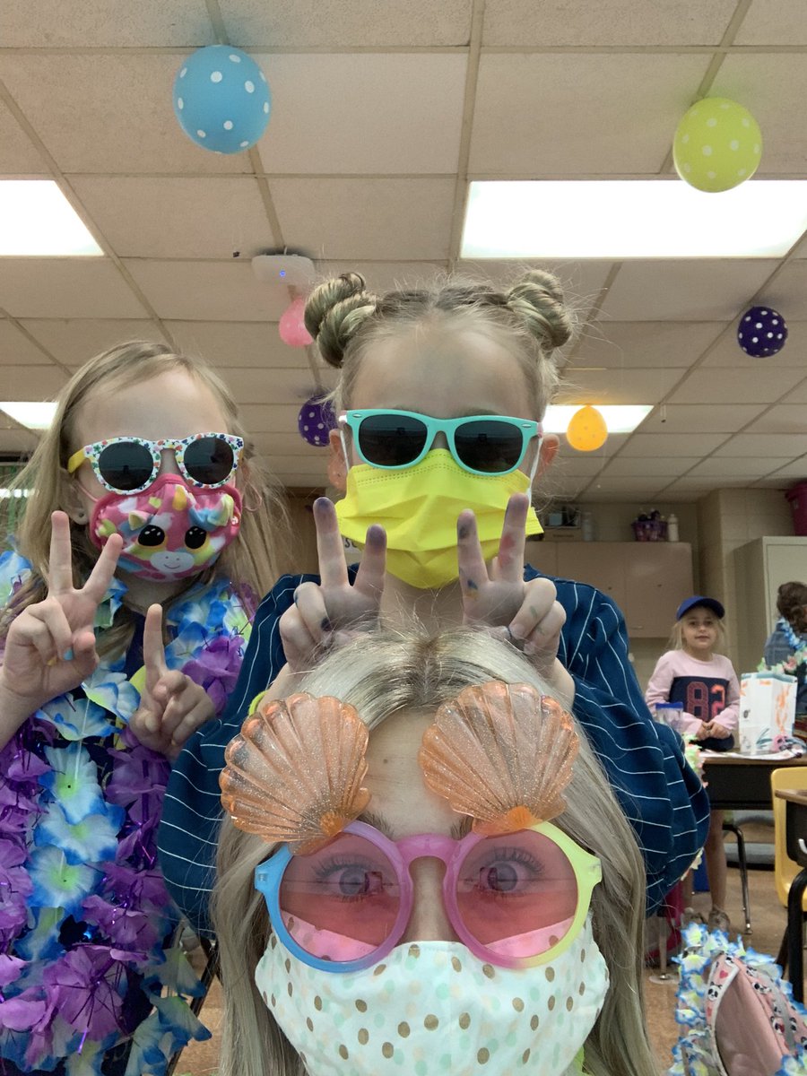 MissBusyB2's tweet photo. Today we had a BLAST with water day! What a fun way to wrap up the year 🌞🌺 https://t.co/MXTeulK5aP