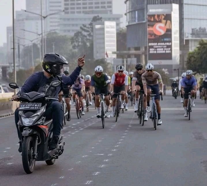 Orang yang di motor ngewakilin kejengkelan lu, nggak?