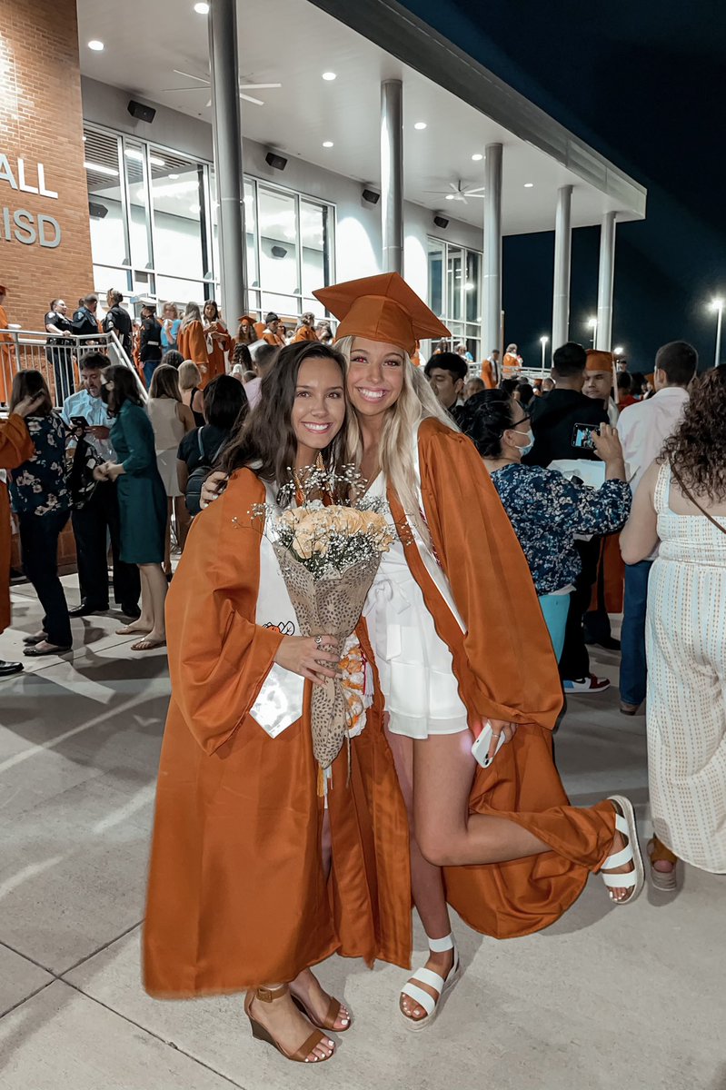 MiaBrantly's tweet photo. update: i graduated🥳 https://t.co/Jx4w954NAo