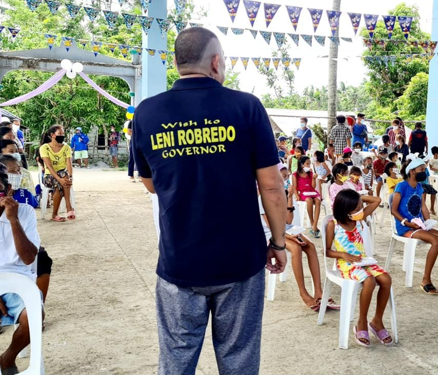 TitoTok88's tweet photo. A new political party in Cam Sur released a manifesto supporting @lenirobredo if she decides to run for governor of the province. Rolando Andaya is part of it but he supports #IndayNiInutil's candidacy for president.
https://t.co/HjcX3abWBQ
https://t.co/cufQjbEc0w https://t.co/bQtzSVzflY