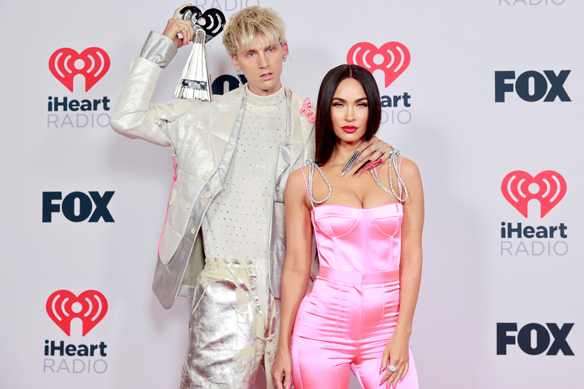Machine Gun Kelly rocks razor sharp nails at iHeartAwards2021
