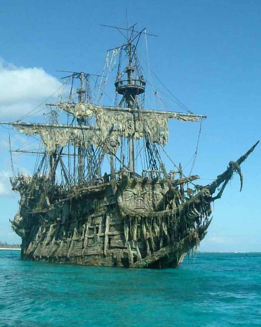Голландец википедия. Голландец википедия. Летучий голландец корабль пираты карибского моря. Корабль "летучий голландец". Голландец википедия.