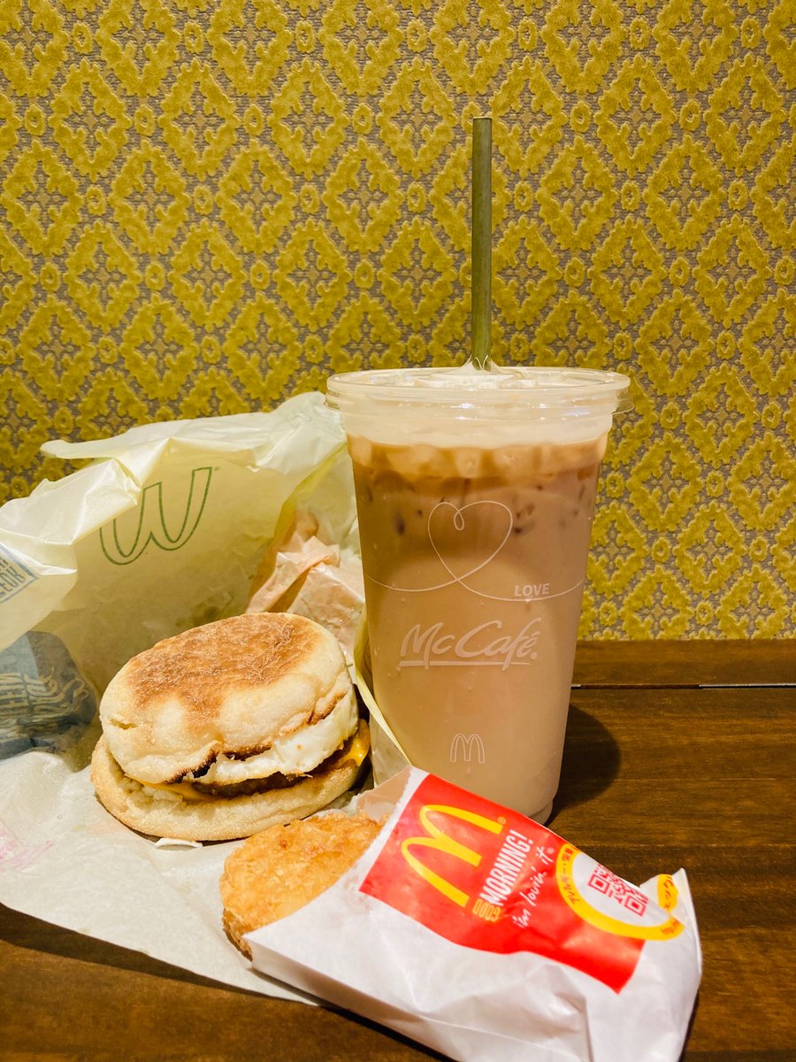 Earthdoughut113's tweet photo. 朝マック久しぶり。はかどります。アイスカフェオレを草ストローで。がんばる！ https://t.co/mAqEU8vwui