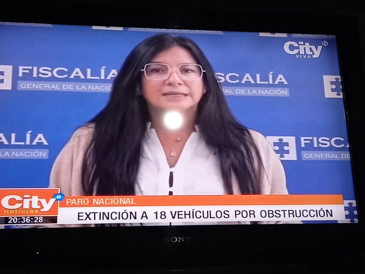 Jennitapi1's tweet photo. Lo que la @FiscaliaCol le hace al pueblo trabajador; pero un una persona que presta sus avionetas para transportar cocaina lo dejan libre. Definitivamente la hipocresía.
Por eso el #ElParoSigue #ColombiaResiste https://t.co/zgBxmh8qKB
