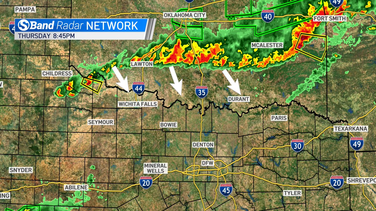 NBCDFWWeather's tweet image. 8:45 pm Thursday...a line of storms in Oklahoma is moving south. This line will be near the Red River around 11 pm and into DFW midnight or later. Gusty winds will be possible. #NBCDFWWeather