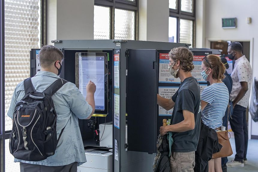 jennycohn1's tweet photo. Good God. Georgia's touchscreen voting machines are so large that anyone and everyone can see who you are voted for. This is a problem if, for example, someone doesn't want their MAGA neighbors to see how they voted. Voter privacy matters. #HandMarkedPaperBallots #gapol 1/ https://t.co/d5fUhqCilh