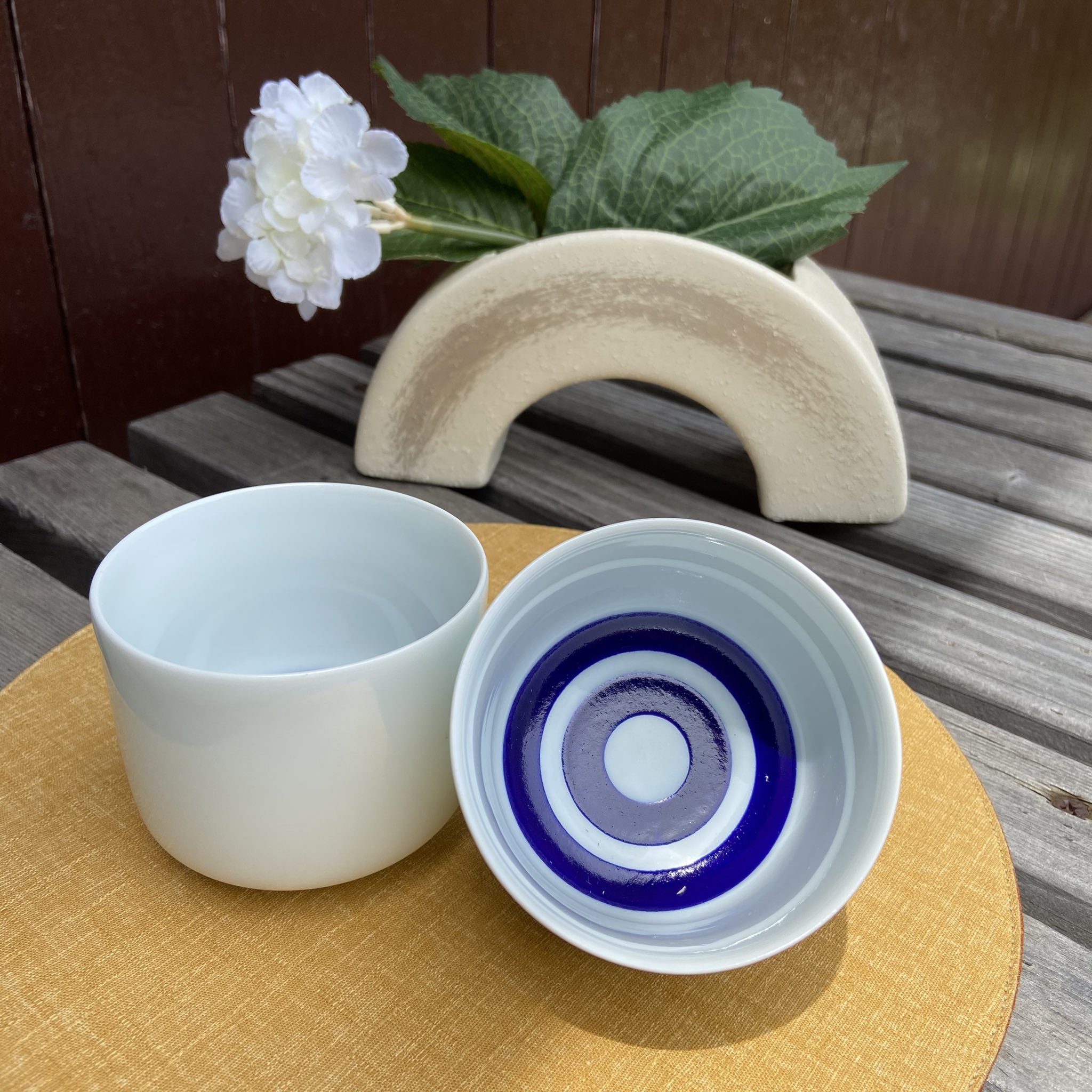 東薫酒造 本利きちょこ 販売しております なんと一合 180ml 入るおちょこです 一般的なものと並べると やっぱり大きい 番号入りのものもございます 画像1枚目 本利きちょこ 無地 1 100 税込 画像3枚目 本利きちょこ 番号入り