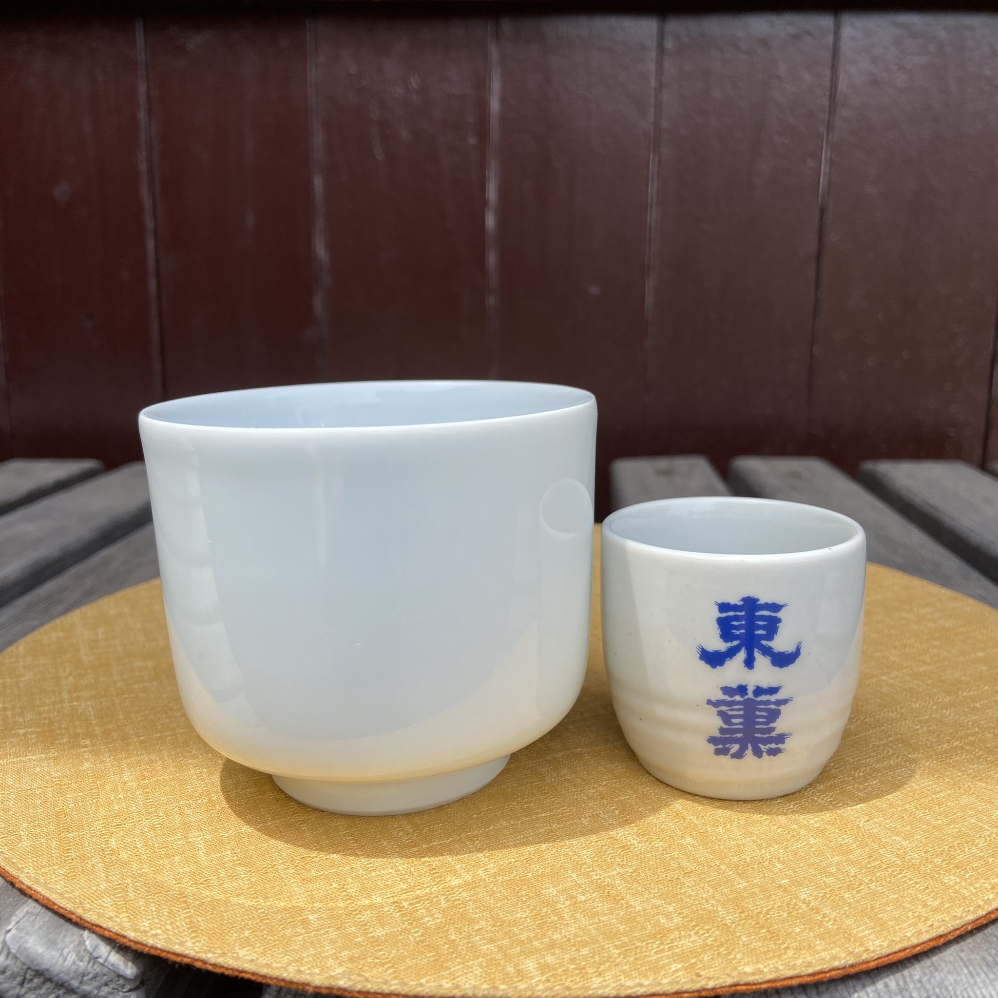 東薫酒造 本利きちょこ 販売しております なんと一合 180ml 入るおちょこです 一般的なものと並べると やっぱり大きい 番号入りのものもございます 画像1枚目 本利きちょこ 無地 1 100 税込 画像3枚目 本利きちょこ 番号入り