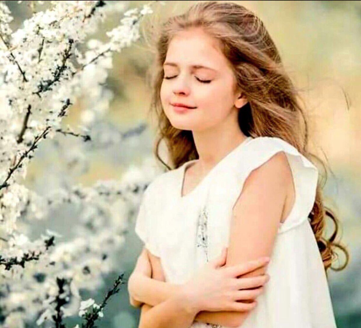 🕊...🤍...🕊..

بعض القلوب ...
أشبـه بـ منبر الجمعة
..
تصغـي لـ نبـضـها ..!
.فـ تمنحك ..
الطمـأنينـة والراحـة
..

صباحكم رحمــــة 🤍..