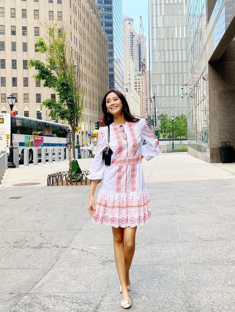 Francisca_LJ's tweet photo. Making my way downtown 
Walking fast, faces pass and I'm homebound 🎶

Feeling all summer with @michaelkors sunny dress and their cute Bradshaw bag. 
#michaelkors #michaelkornyc #michaelkorsglobalteam #nyc #rockefeller https://t.co/iiUhJ3itRd
