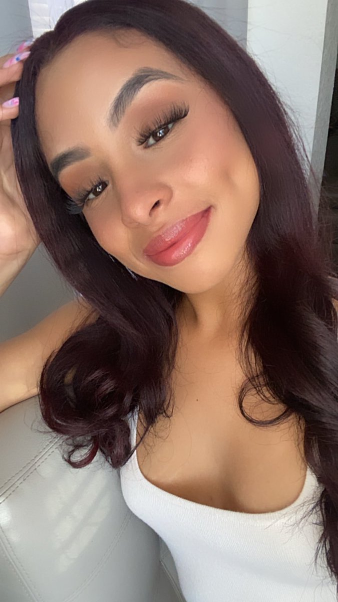 jxtorrxo's tweet photo. I truly believe burgundy is my color 🍓💜😋 #prettylittlething #burgundyhair https://t.co/wUR6iKKay3