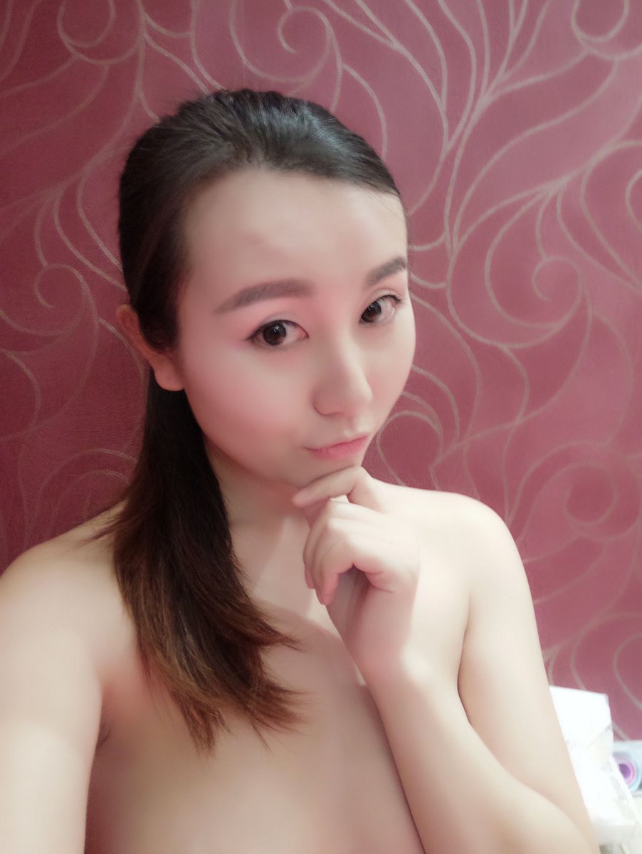 tststs65's tweet photo. 投稿人：刘曼        
是否反差：是
年龄:34
身高:165
体重：110
职业：  策划设计                                            
情感状态:两个孩子的母亲
总结自己/她：  日常正经的反差孩妈 认出给操哦 https://t.co/Us3qOH95Tw
