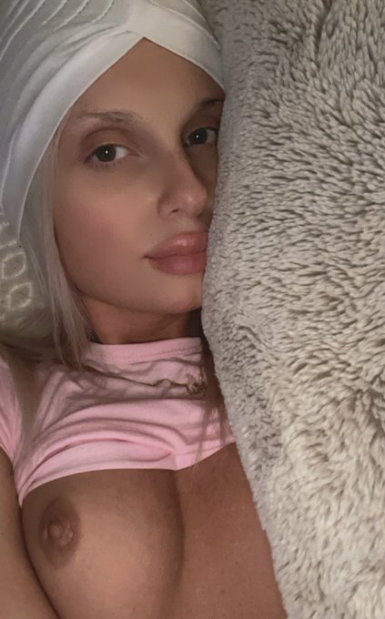 Responding to all 53 of my unread messages on onlyfans (just like I do everyday) come talk to me! https://t