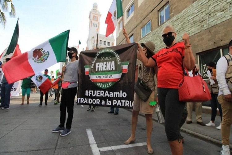 epigmenioibarra's tweet photo. Derrotados en forma pacífica, en las urnas, buscan desestabilizar.
Les urge impedir la transformación de México, les urge recuperar el poder y sus privilegios.
No respetan las reglas ni los tiempos de la democracia.
Con ciberacoso intentan callarnos.
#NiPerdonNiOlvido https://t.co/LMZY9ryzww
