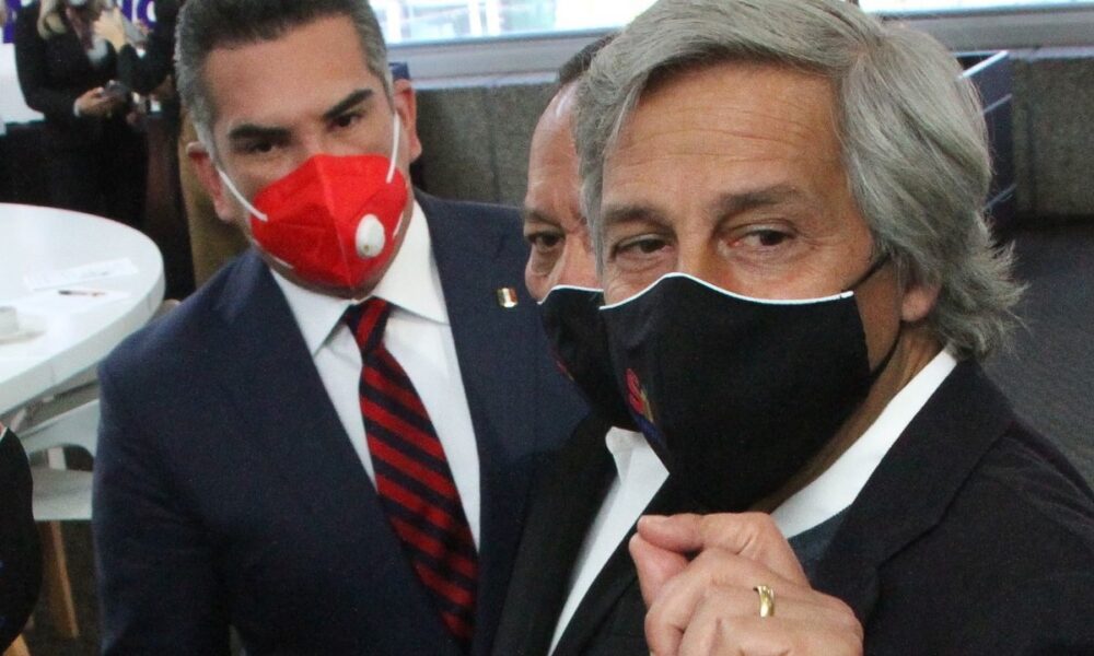 epigmenioibarra's tweet photo. Derrotados en forma pacífica, en las urnas, buscan desestabilizar.
Les urge impedir la transformación de México, les urge recuperar el poder y sus privilegios.
No respetan las reglas ni los tiempos de la democracia.
Con ciberacoso intentan callarnos.
#NiPerdonNiOlvido https://t.co/LMZY9ryzww