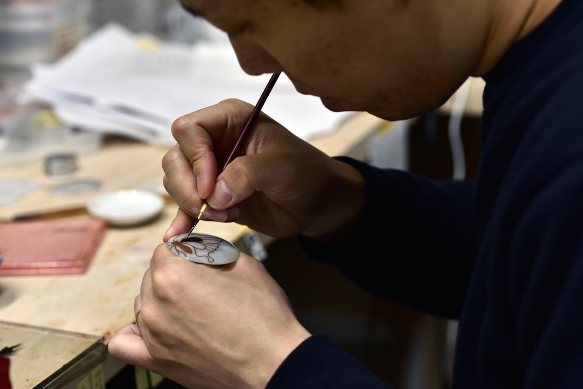 kankouredesign's tweet photo. 【山中漆器の制作現場をめぐるプライベートツアー】
https://t.co/adtqTmxlgL
石川県加賀市では、#山中漆器 の制作現場をめぐる予約制のプライベートツアーが行われています。
ツアーでは職人の技や仕事に対する誇りなど、職人の人間味に触れられるのも魅力です。#クラフト #職人 https://t.co/e54n6Bq6Kj