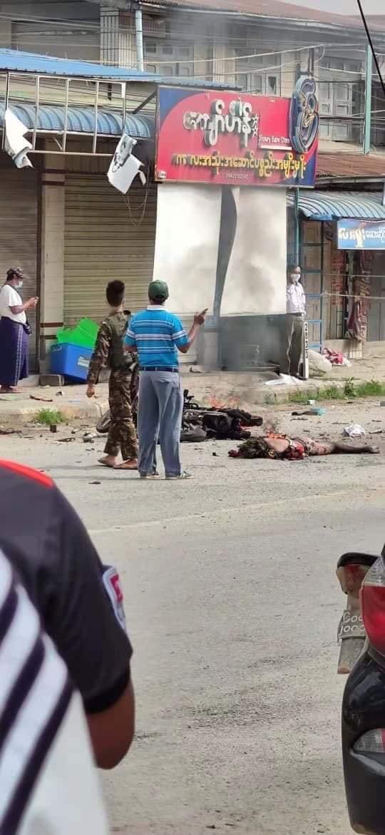 Tw // BOMB 

One person was killed and another was injured after a bomb exploded near Lashio Pharmacy on Pyi Htaung Su Road in #Muse ,Northern Shan State, at about 8:15 AM.
#May28Coup #WhatsHappeningInMyanmar