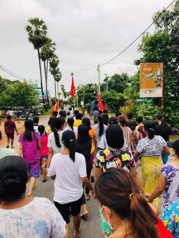 Protesters in Dawei's Ar Zar Ni Quarter demonstrated against the military dictatorship.
#May28Coup
#WhatsHappeningInMyanmar