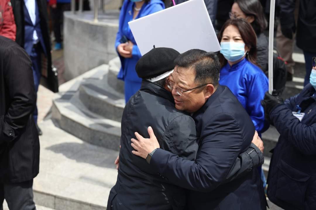 Ерөнхийлөгчийн сонгуульд эхний санал хураалтаар ялагч тодорвол Хүрэлсүх гарна. Аль нь ч 50+1 хувь авалгүй хоёр дахь санал хураалт явагдвал өөр сонголт гарч магад. Тиймээс саналаа С.Эрдэнэ, Д.Энхбат, цагаан хуудас гэж өгөх иргэд өөр хоорондоо муудалгүй идэвхитэй сонгуульд оролцох.