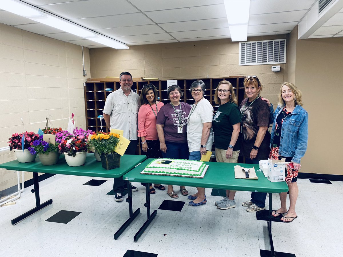 DeSotoVineland's tweet photo. 🐉Congratulations, Retirees!!💚

🤩Thank you, VBO, for the amazing cake and beautiful flowers!👏🏼 https://t.co/vjj4ezQlQM