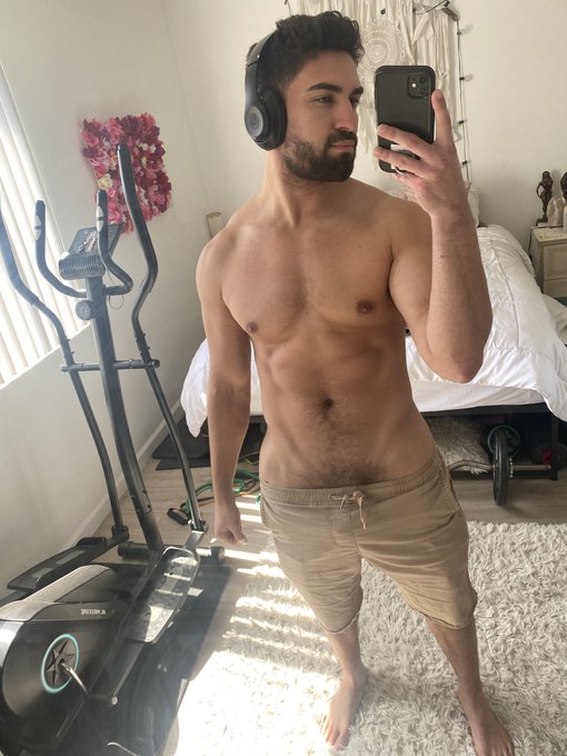 Which pic is your favorite?👅 https://t.co/zYgJJos343