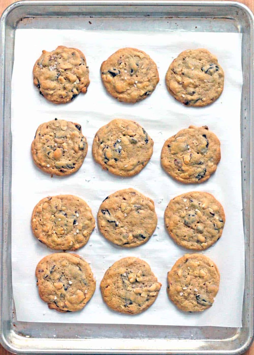 wxbrad's tweet photo. There are 12 similar sized cookies on this tray the biggest one though is about 14% bigger than the smallest one. Imagine someone trying to convince you that the bigger one was a "Super Cookie". 1/2 https://t.co/krlmrsvaEG