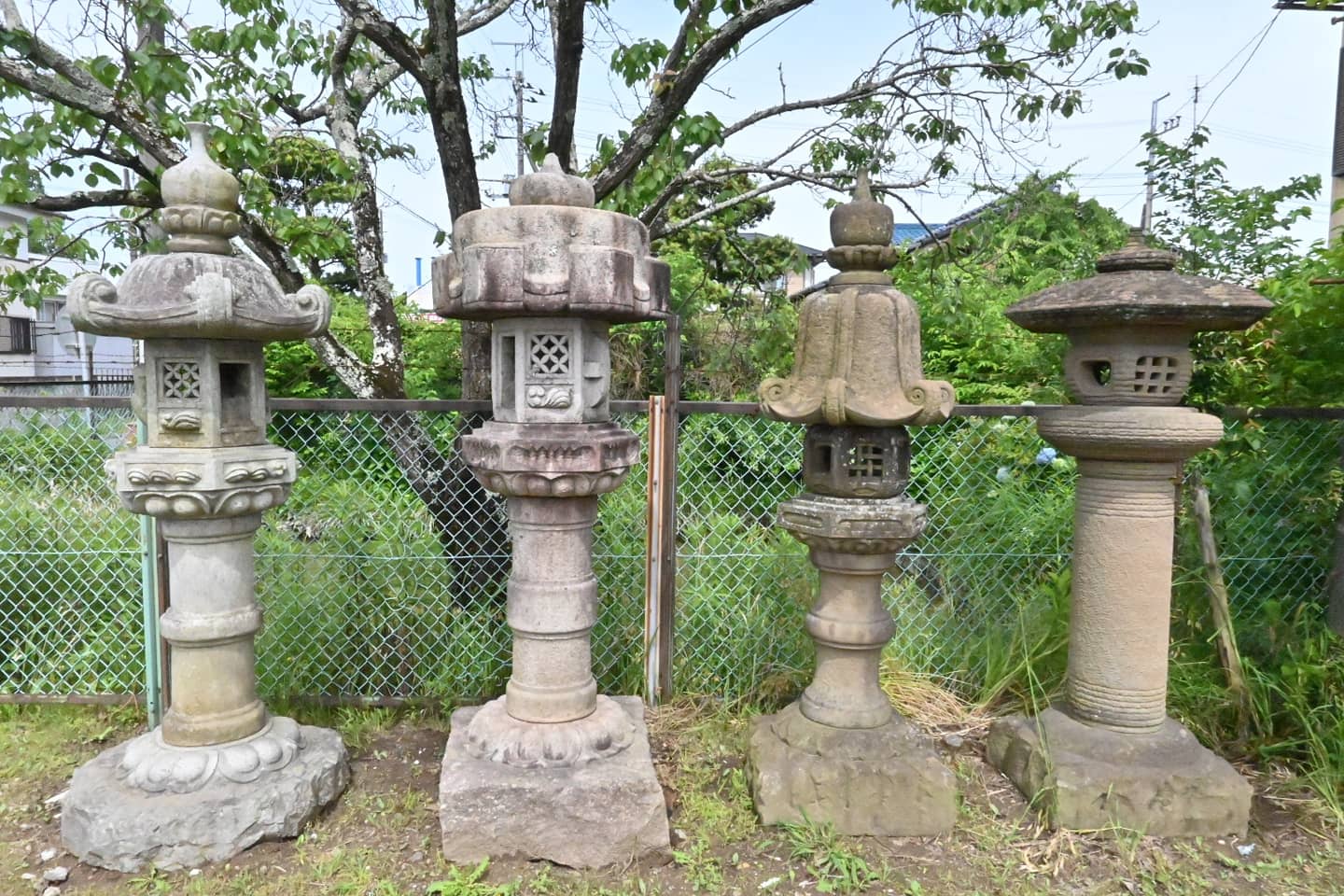 山内石材 株 市原市牛久 灯篭 左から 春日 型 御影石 泰平 型 御影石 出雲石 金山 型 出雲石 道風 型 山内石材の工場入口に並べました 石灯篭は 木々の間に良く映え 自然と調和する風情豊かな庭になります 石灯篭 出雲石 出雲石灯篭