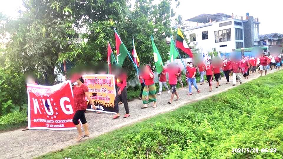 hannayuri_twt's tweet photo. Protesters against the junta regime marched in MoGaung, #Kachin State, on Friday, carrying a banner that stated "We support National Unity Government (NUG) and People’s Defence Force (PDF).

#May28Coup #WhatsHappeningInMyanmar https://t.co/aXIYHzACTX