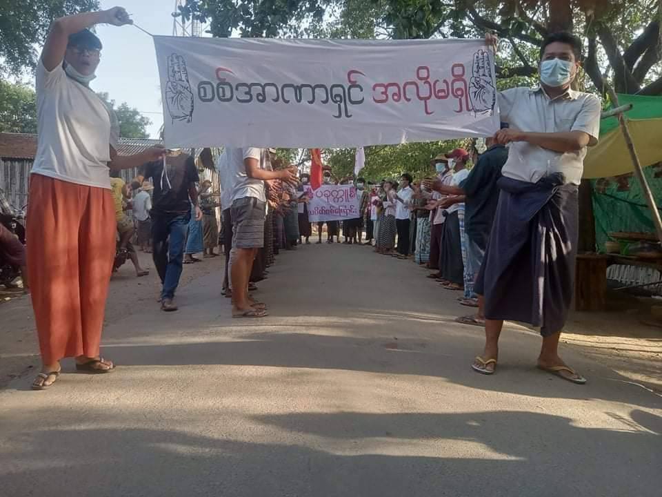 Civilians from #Pakkoku protested against the dictatorship.
#May28Coup
#WhatsHappeningInMyanmar