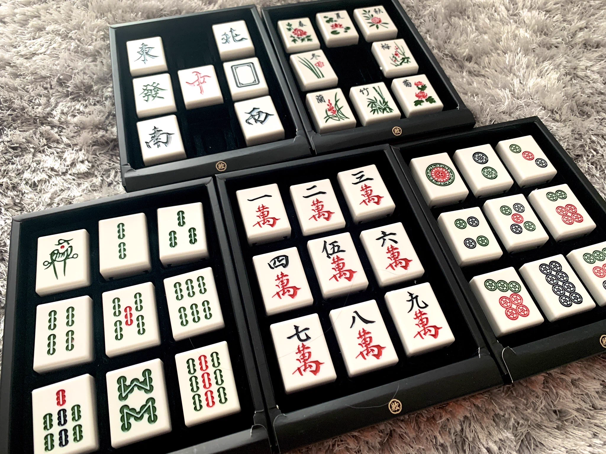 麻雀デザインのアイシャドウが可愛い！全42色の中から自分だけのお気に入りを見つけてみませんか？