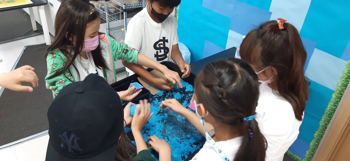 Emily_Lanteigne's tweet photo. Learning through play and self- directed exploration in the #inquirylab @SJA_Jeju. Ss are talking about erosion, how bee hives function, how shapes change, and how binoculars work all while solving problems and taking initiative with their interests. @NatalieBoydEdu #agency https://t.co/rw9IPSljiz