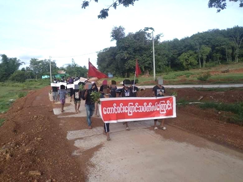 hannayuri_twt's tweet photo. A guerrilla anti-military protest took place on May 28 in Taung Min Pyaung Village, #Launglon ,Dawei District, in Tanintharyi Division.
#May28Coup #WhatsHappeningInMyanmar https://t.co/6zvfRYtX8b