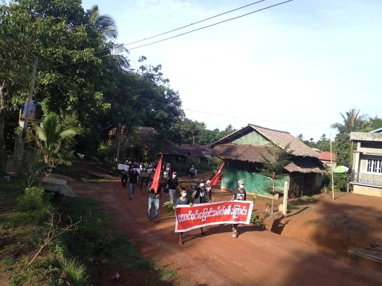 hannayuri_twt's tweet photo. A guerrilla anti-military protest took place on May 28 in Taung Min Pyaung Village, #Launglon ,Dawei District, in Tanintharyi Division.
#May28Coup #WhatsHappeningInMyanmar https://t.co/6zvfRYtX8b