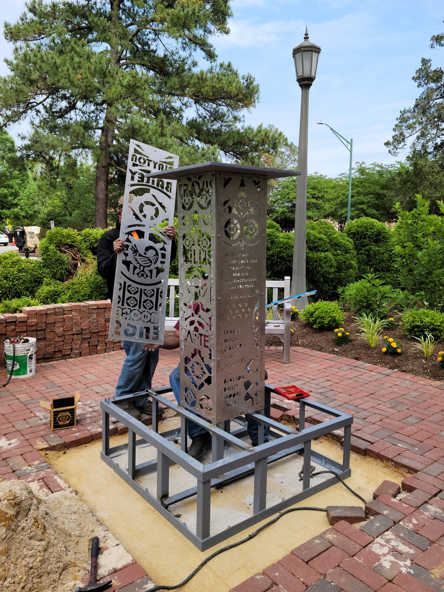 1FishStudio's tweet image. Creation of Sankofa Seed Sculpture at William &amp;amp; Mary, in front of Jefferson Hall. The project commemorates the first 3 African American resident students at W&amp;amp;M in 1967. Base assembly for the artwork.
@william_and_mary @muscarellemuseum #sankofaseed #sankofa #publicart #artlife