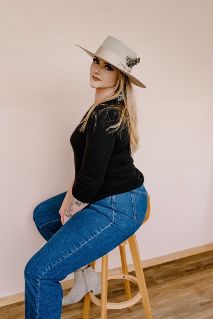 balhal5's tweet photo. Can’t wait to share all the big new things that have been going on in my life lately... but for now, here’s me 😚 https://t.co/0sZwvfqCCV