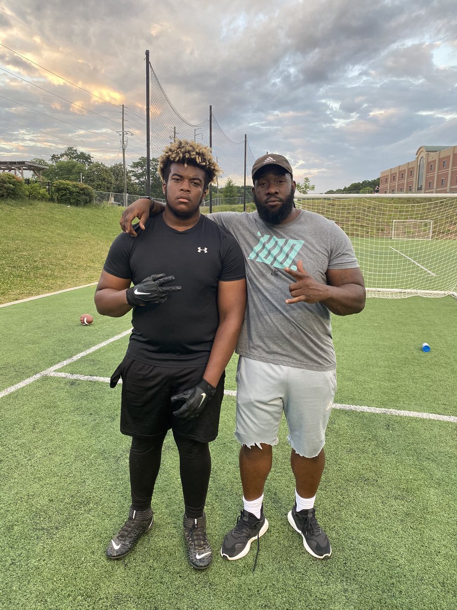 🚨COLLEGE COACHES🚨Just this kid today and glad I did.  Was very impressively 1 on 1s today.  6’1 290 2022 <a href="/Bigjosh5five/">Joshua Parks</a>.  Good feet and can redirect.  Colleges follow him.  2.8 GPA.  <a href="/RecruitGeorgia/">Recruit Georgia</a> <a href="/scoutingreport_/">scoutingreport</a> <a href="/NwGaFootball/">NwGa Football</a> <a href="/CStory808/">charles story 🏈</a> #bigleague