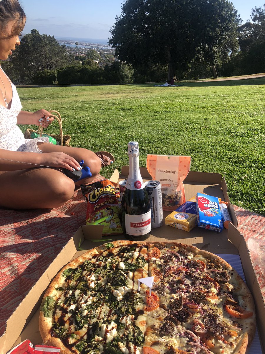 Kattittude_'s tweet photo. 🍕🌅🏞 https://t.co/FCLo3hHw8z