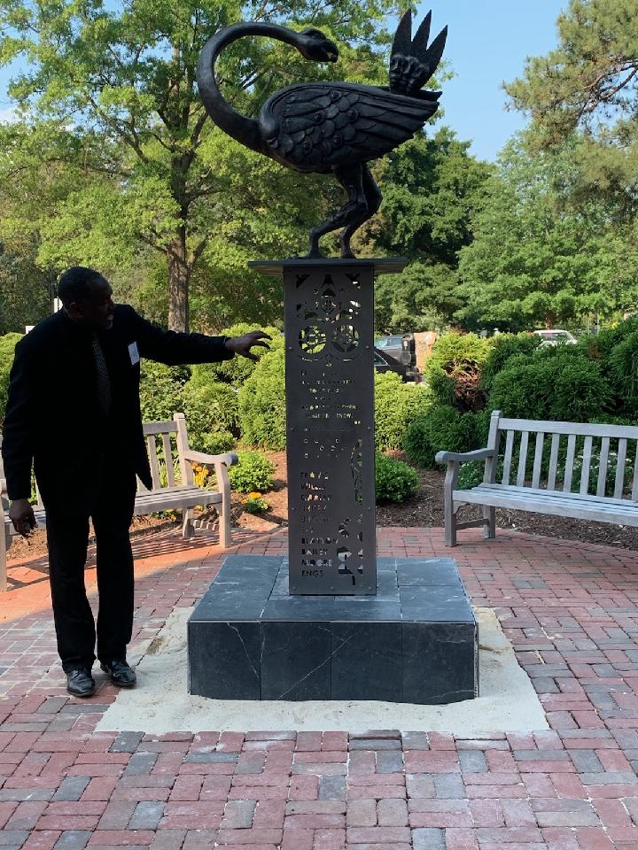 1FishStudio's tweet image. Dedicating Sankofa...Sankofa Seed Sculpture at William &amp;amp; Mary, in front of Jefferson Hall. The project commemorates the first 3 African American resident students at W&amp;amp;M in 1967.
@william_and_mary @muscarellemuseum #sankofaseed #sankofa #publicart #artlife #sculpture #bronze