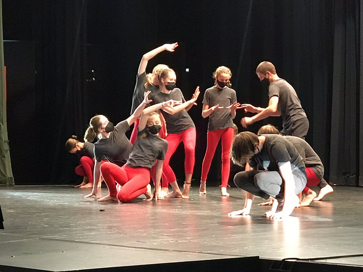 pam_psmith's tweet photo. Super proud of our Ss and Arts Ts - a fantastic #RowlandHallMS Arts Celebration today-so much talent on the stage and so much fun to be together for a live performance. @RowlandHall https://t.co/srHurYokV8