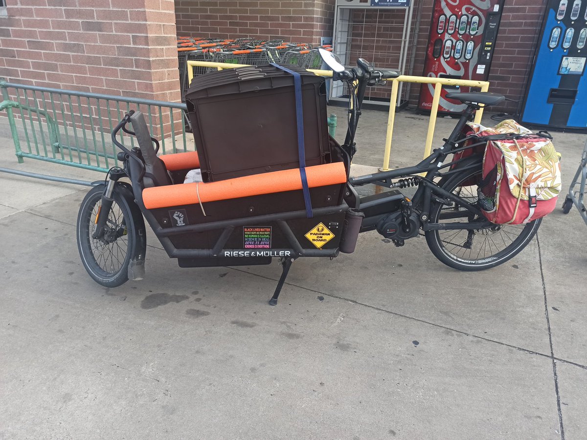carlitecarfangs's tweet image. Early morning bulky errands, commute to daycare and work, and picking up tasty treats from @katiebugsokc @AutoAlleyOKC on the way home before the rain.

@ACOGOK scavenger hunt:
☑ bike rack
☑ favorite local shop

#BikeCentralOK
#BikeLocalShopLocal
#CargoBikeLife